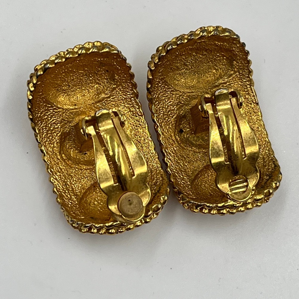 Vintage Gold Tone Black & Cream Cabochon Clip-On Earrings Textured Statement - Picture 6 of 8